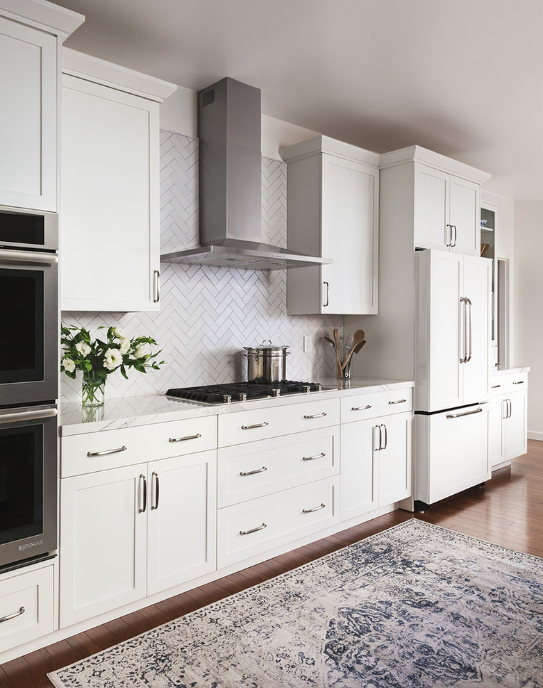 Klassische Küche in U-Form mit Schrankfronten im Shaker-Stil, weißen Schränken, Küchenrückwand in Weiß, Küchengeräten aus Edelstahl, Marmor-Arbeitsplatte, Rückwand aus Porzellanfliesen und dunklem Holzboden in San Francisco