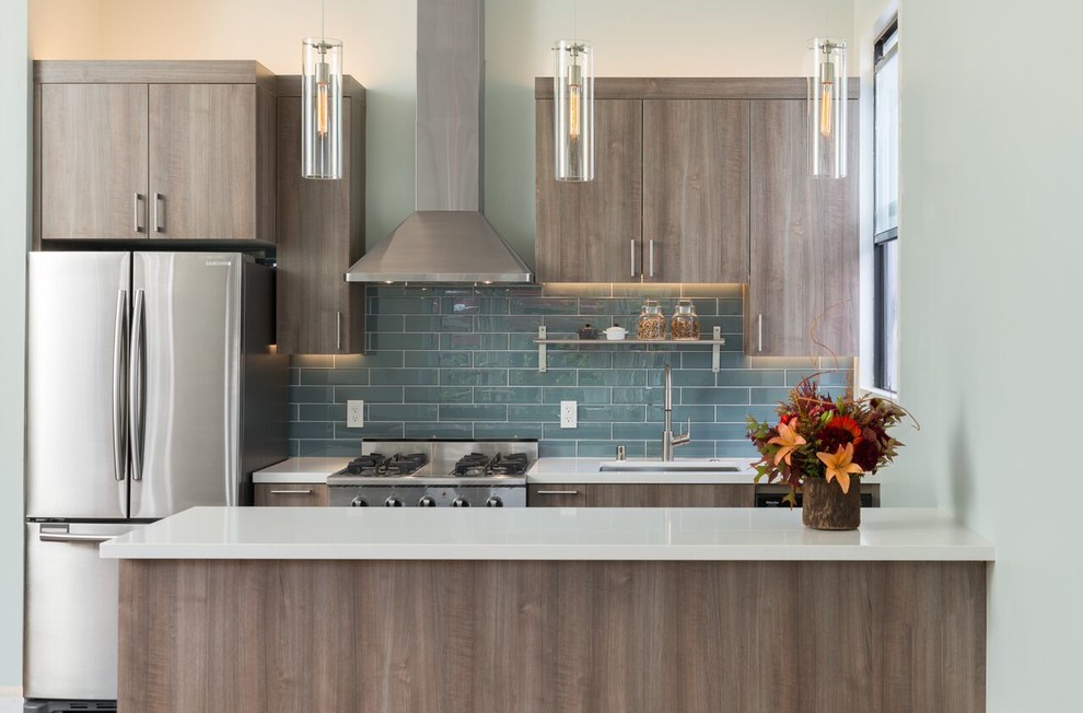 Zweizeilige Moderne Küche mit hellbraunen Holzschränken, Küchenrückwand in Blau, Unterbauwaschbecken, flächenbündigen Schrankfronten, Rückwand aus Keramikfliesen, Küchengeräten aus Edelstahl und Halbinsel in San Francisco