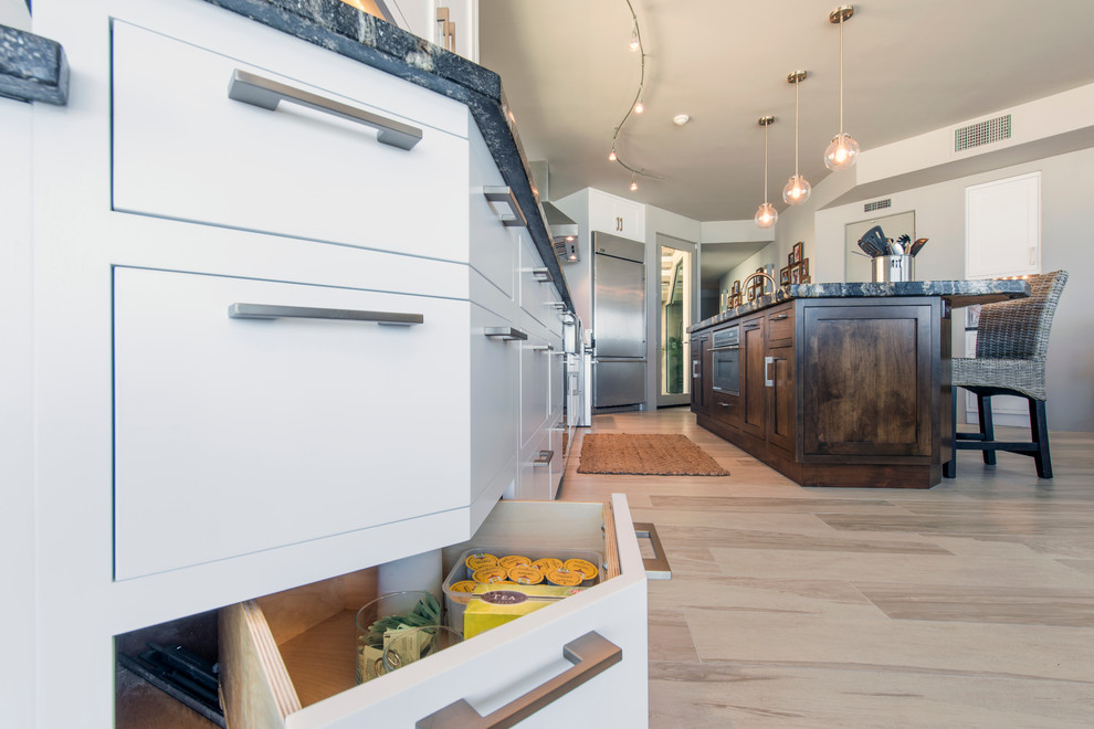 Foto på ett mellanstort funkis linjärt kök med öppen planlösning, med en rustik diskho, släta luckor, granitbänkskiva, grått stänkskydd, stänkskydd i tunnelbanekakel, rostfria vitvaror, klinkergolv i porslin, en köksö och vita skåp