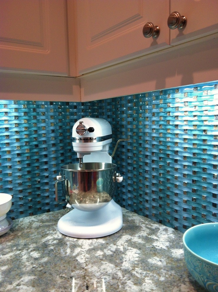 Modern inredning av ett mellanstort flerfärgad flerfärgat kök, med luckor med upphöjd panel, vita skåp, granitbänkskiva, blått stänkskydd, stänkskydd i glaskakel, rostfria vitvaror, en undermonterad diskho och klinkergolv i keramik