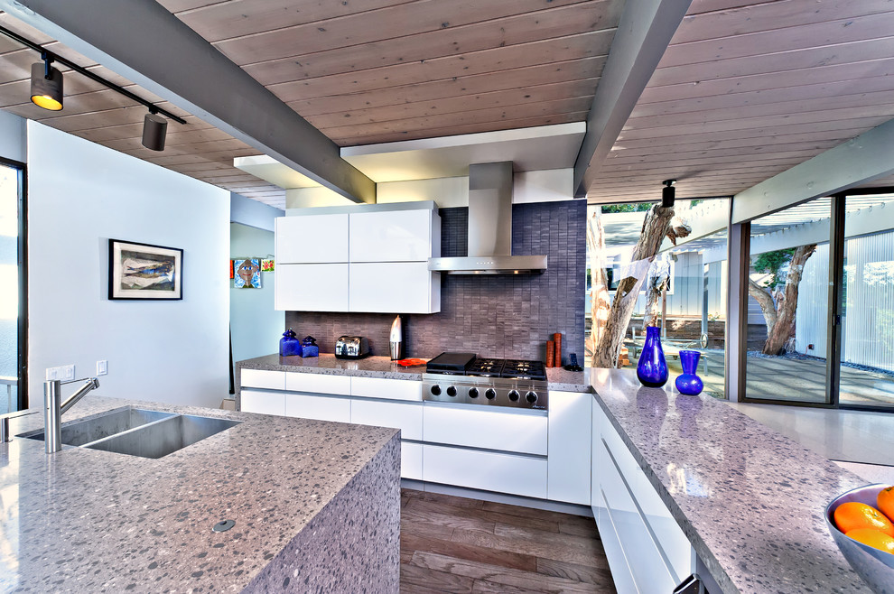 Moderne Küche mit Küchengeräten aus Edelstahl in San Diego