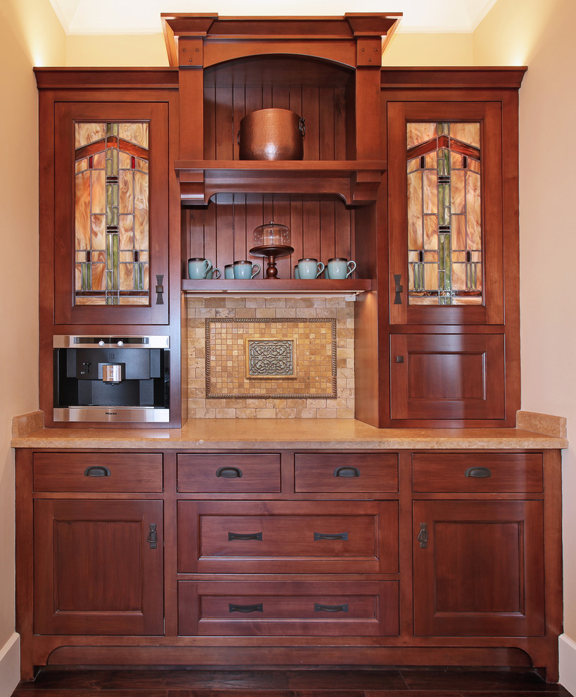 Inredning av ett amerikanskt litet l-kök, med en undermonterad diskho, luckor med infälld panel, skåp i mörkt trä, granitbänkskiva, flerfärgad stänkskydd, stänkskydd i keramik, rostfria vitvaror, klinkergolv i keramik, en köksö och flerfärgat golv