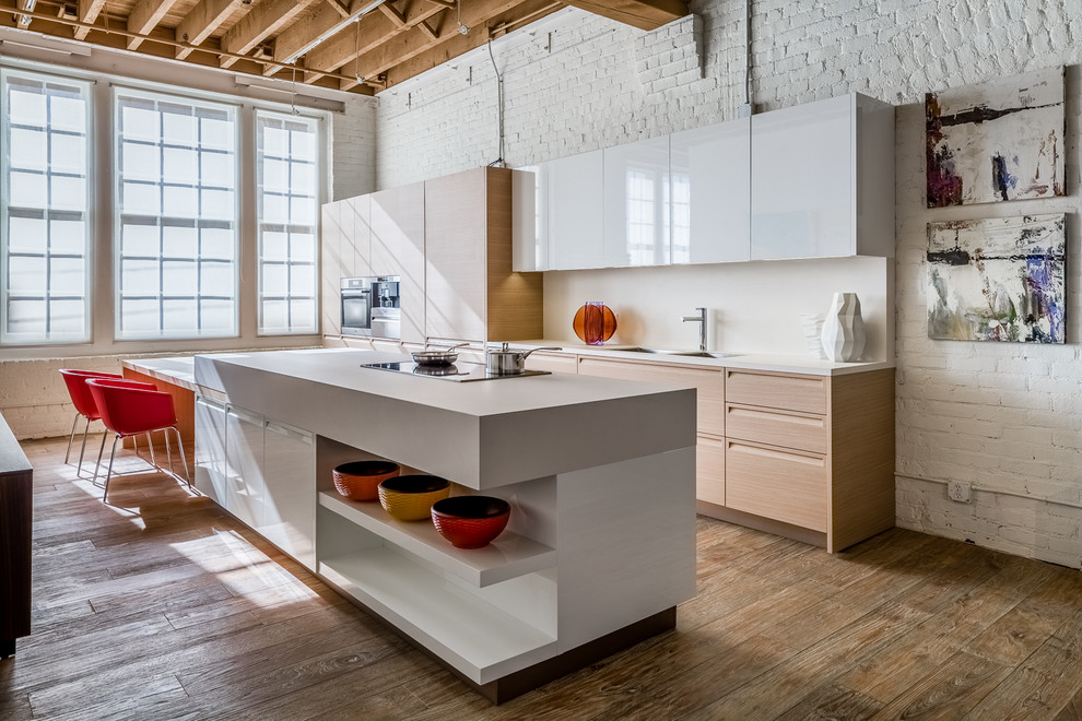 Moderne Küche mit flächenbündigen Schrankfronten, weißen Schränken, Küchenrückwand in Weiß und braunem Holzboden in San Francisco