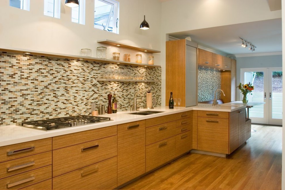 Moderne Küche mit Doppelwaschbecken, flächenbündigen Schrankfronten, hellbraunen Holzschränken, bunter Rückwand und Rückwand aus Mosaikfliesen in San Francisco