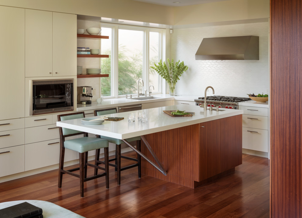 サンフランシスコにあるコンテンポラリースタイルのおしゃれなキッチン (フラットパネル扉のキャビネット、白いキャビネット、白いキッチンパネル) の写真
