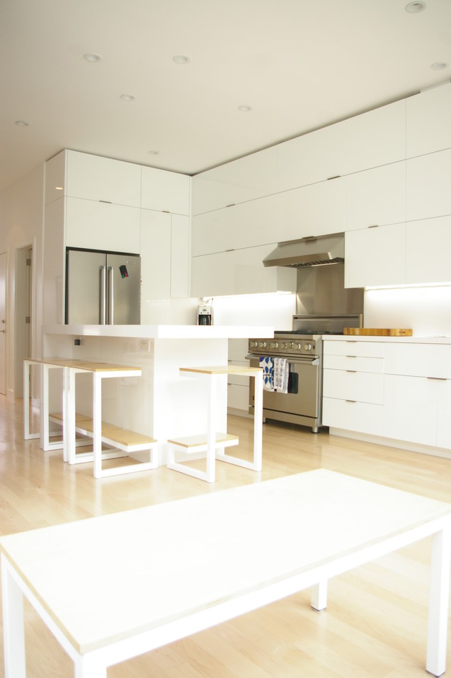 Moderne Küche mit hellem Holzboden und beigem Boden in San Francisco