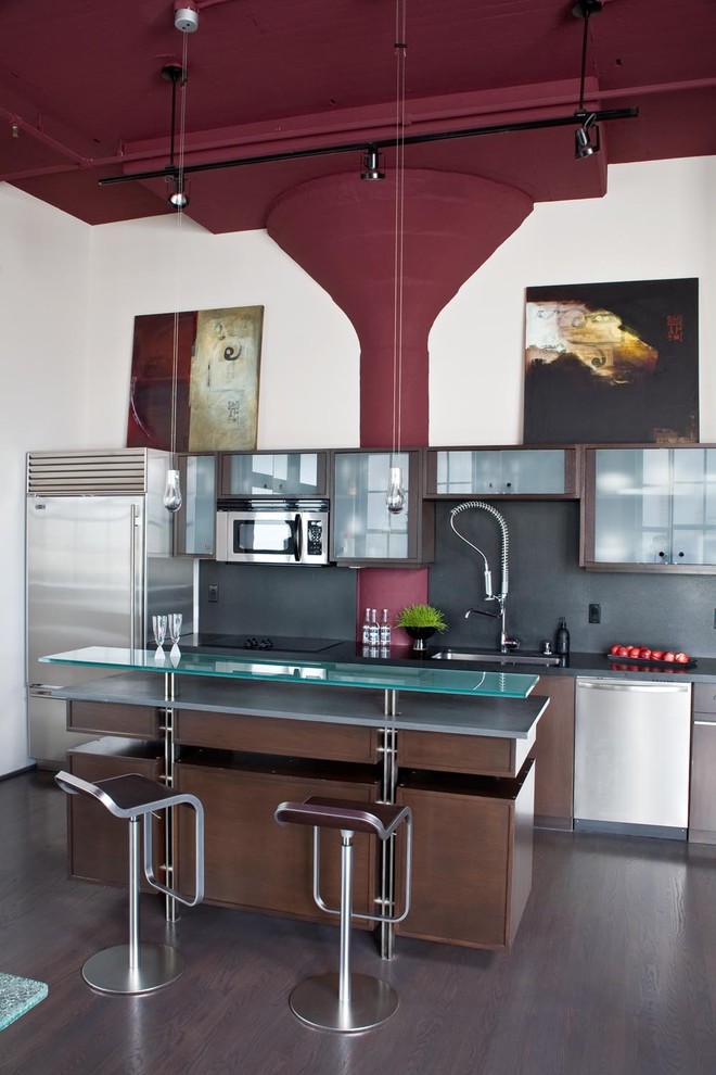 Свежая идея для дизайна: прямая кухня в стиле модернизм с техникой из нержавеющей стали - отличное фото интерьера