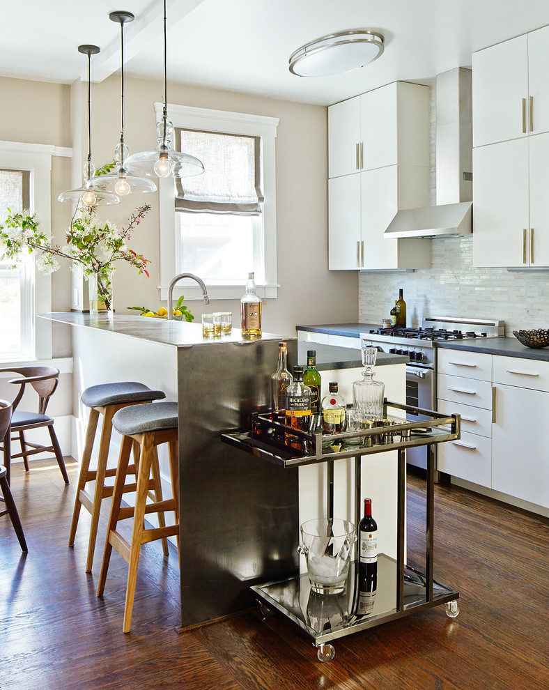 Moderne Küche mit Halbinsel und Rückwand aus Stäbchenfliesen in San Francisco