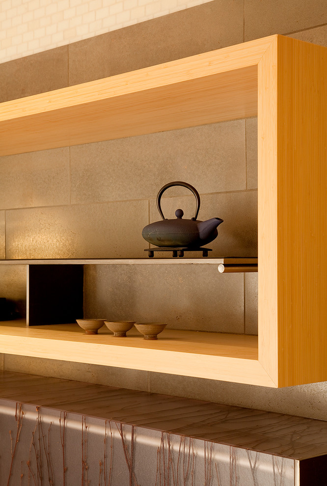 Immagine di una cucina design di medie dimensioni con lavello sottopiano, ante lisce, ante in legno chiaro, top in cemento, paraspruzzi grigio, paraspruzzi con piastrelle in ceramica, elettrodomestici in acciaio inossidabile e pavimento in bambù