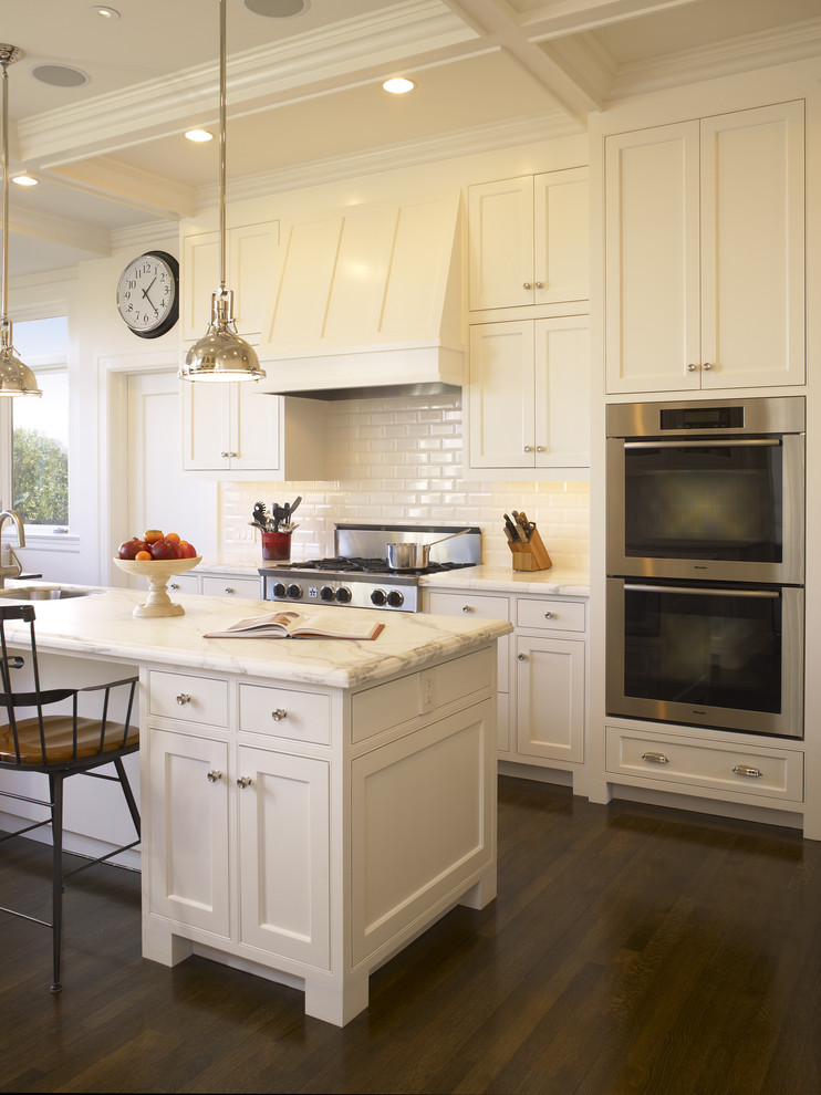 サンフランシスコにあるトラディショナルスタイルのおしゃれなキッチン (インセット扉のキャビネット、サブウェイタイルのキッチンパネル、シルバーの調理設備、白いキャビネット、大理石カウンター、白いキッチンパネル) の写真