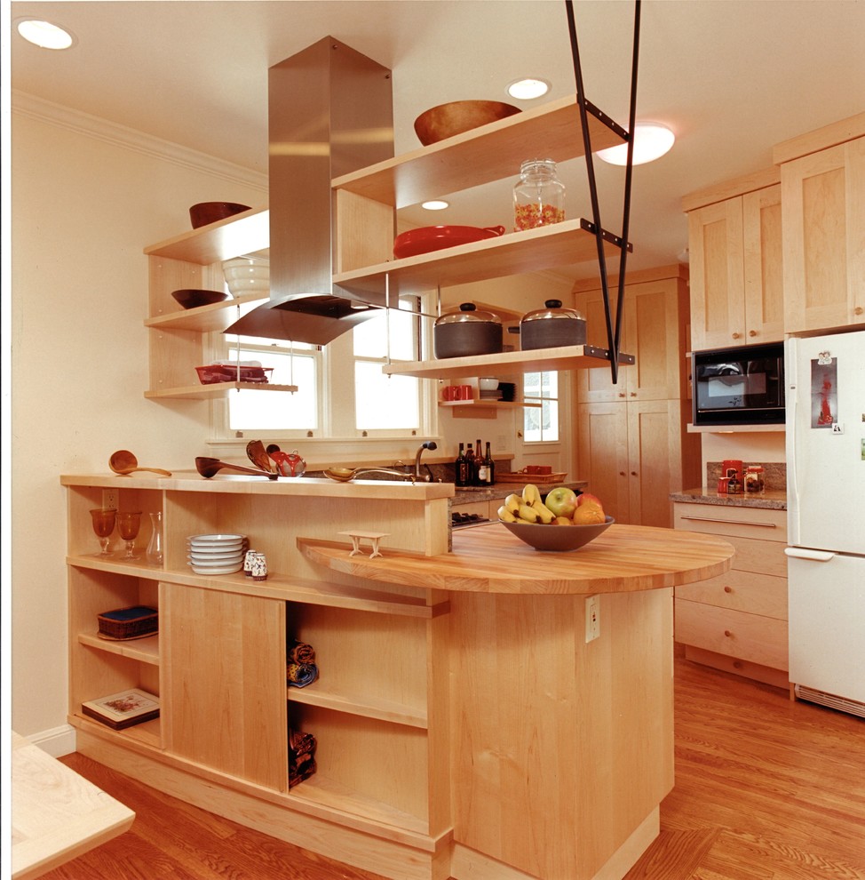Idee per una piccola cucina minimal con ante in stile shaker, top in granito e pavimento in legno massello medio