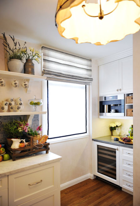 Klassisk inredning av ett litet kök, med en nedsänkt diskho, skåp i shakerstil, vita skåp, marmorbänkskiva, grått stänkskydd, stänkskydd i stenkakel, rostfria vitvaror och mellanmörkt trägolv