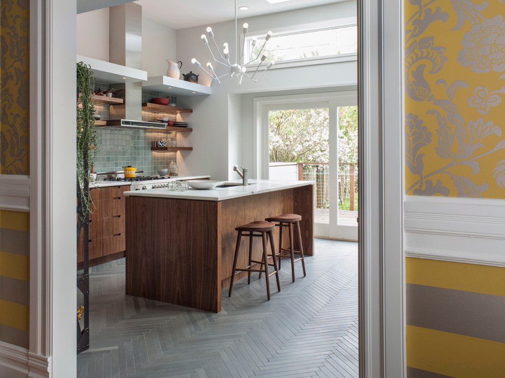 Zweizeilige Moderne Küche mit flächenbündigen Schrankfronten, dunklen Holzschränken, Küchenrückwand in Blau, Küchengeräten aus Edelstahl und grauem Boden in San Francisco