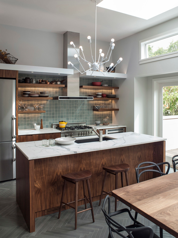 Zweizeilige Moderne Wohnküche mit Waschbecken, offenen Schränken, dunklen Holzschränken, Küchenrückwand in Blau und Küchengeräten aus Edelstahl in San Francisco