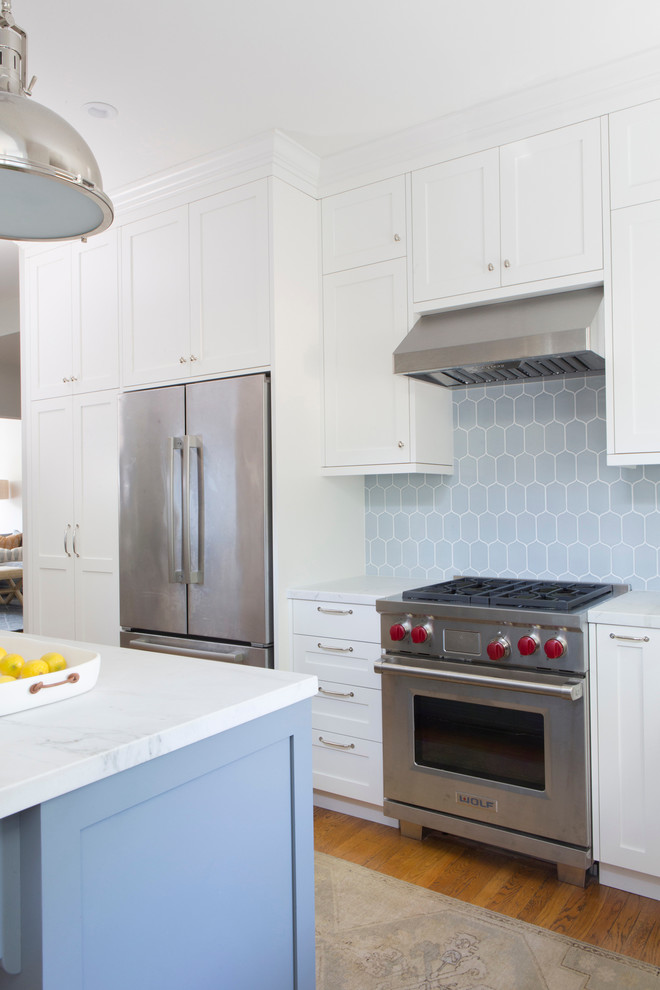 Exempel på ett mellanstort klassiskt kök, med en rustik diskho, skåp i shakerstil, marmorbänkskiva, blått stänkskydd, stänkskydd i keramik, rostfria vitvaror, ljust trägolv och en köksö