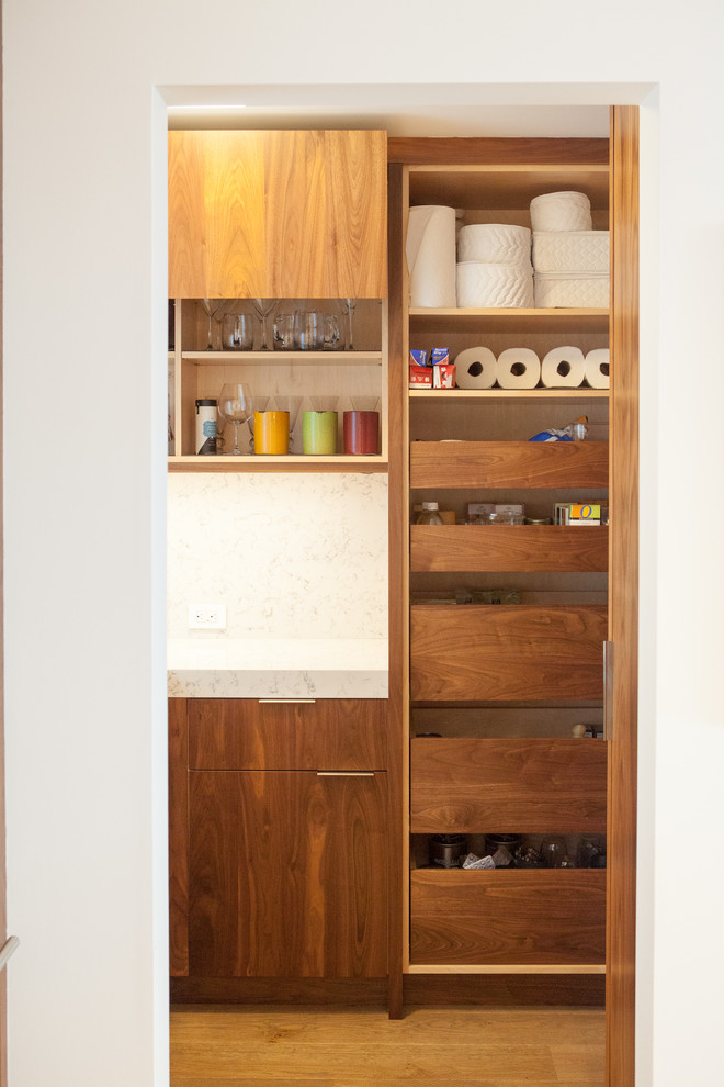 Immagine di una grande cucina minimal con top in legno