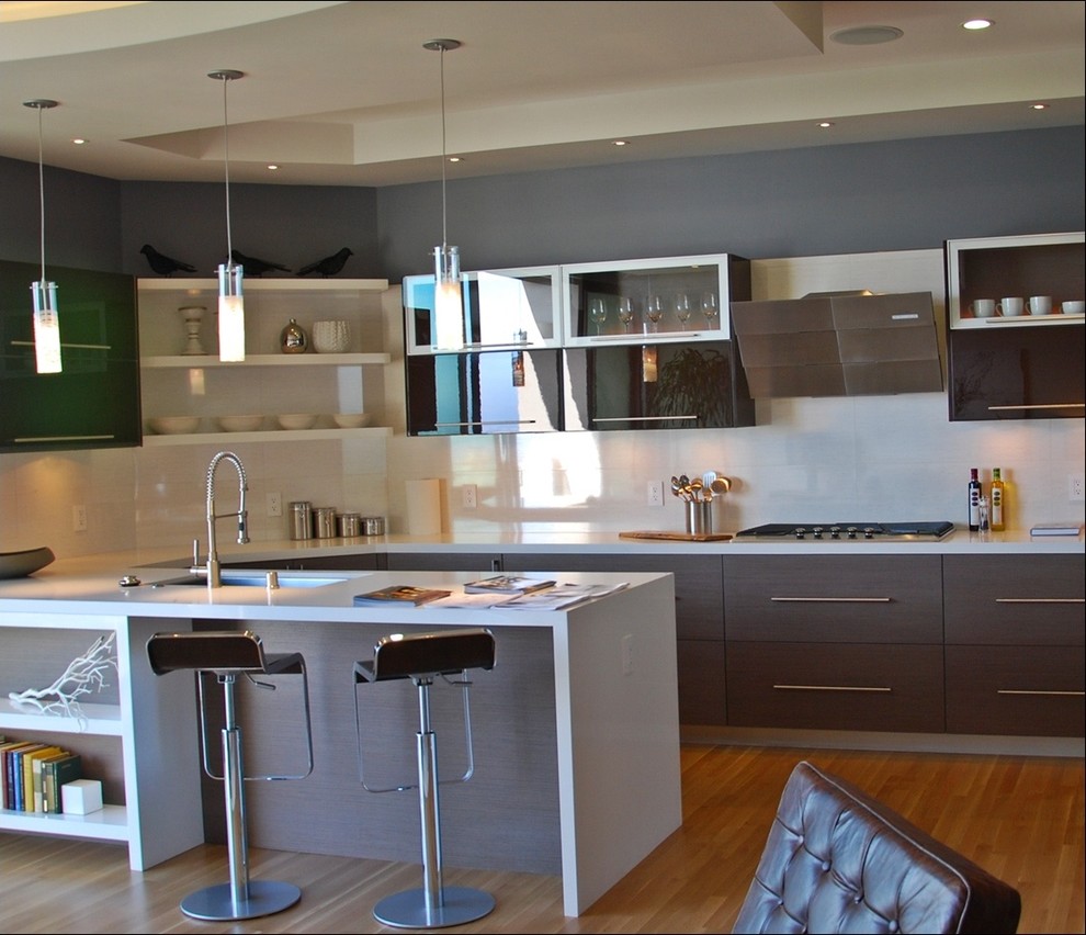 Immagine di una grande cucina ad U design con lavello sottopiano, ante lisce, ante marroni, top in quarzo composito e penisola