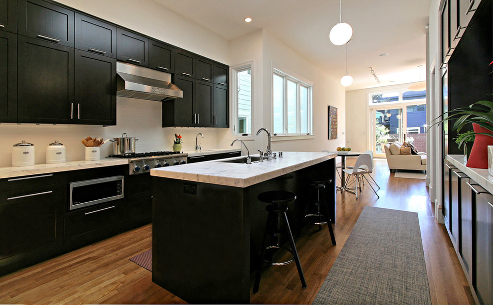 Moderne Wohnküche mit Marmor-Arbeitsplatte, Küchengeräten aus Edelstahl, Schrankfronten im Shaker-Stil, Küchenrückwand in Weiß und Waschbecken in San Francisco