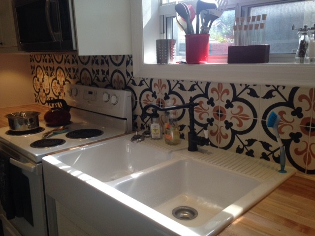 Foto de cocina actual de tamaño medio con salpicadero multicolor y salpicadero de azulejos de cemento