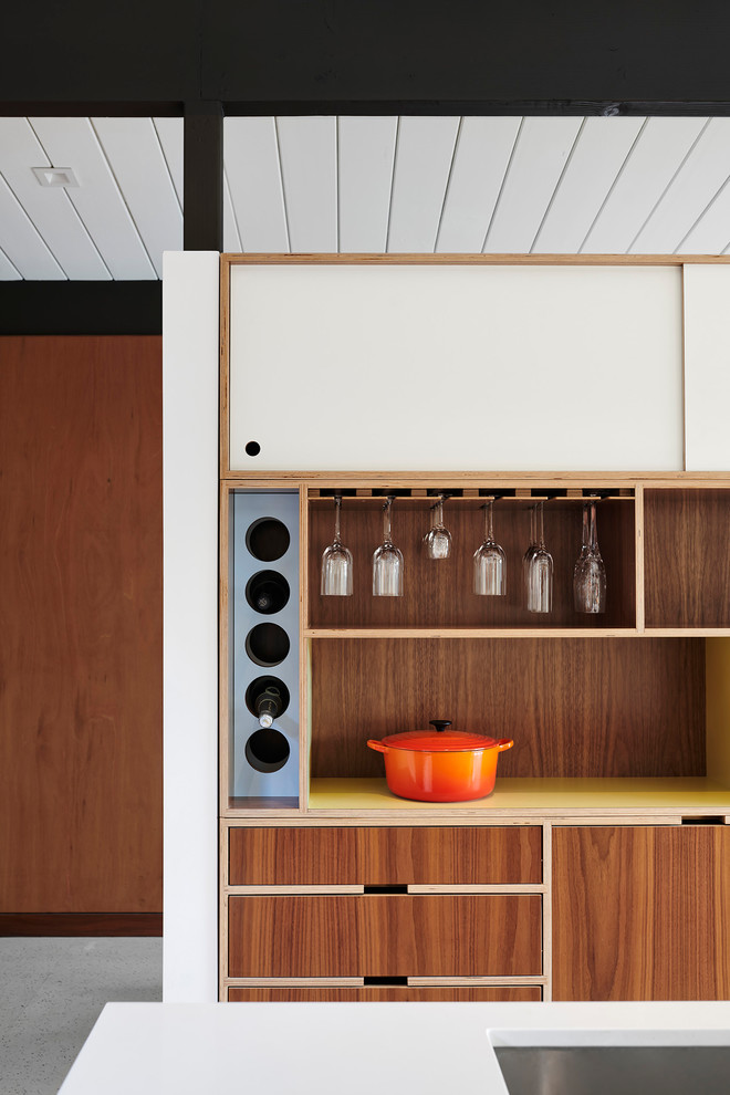 Ispirazione per una cucina moderna con ante lisce, ante in legno scuro, top in quarzo composito e top bianco