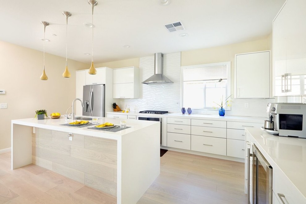 Example of a mid-sized trendy u-shaped eat-in kitchen design in San Francisco with flat-panel cabinets, white cabinets, quartzite countertops, white backsplash, porcelain backsplash and an island