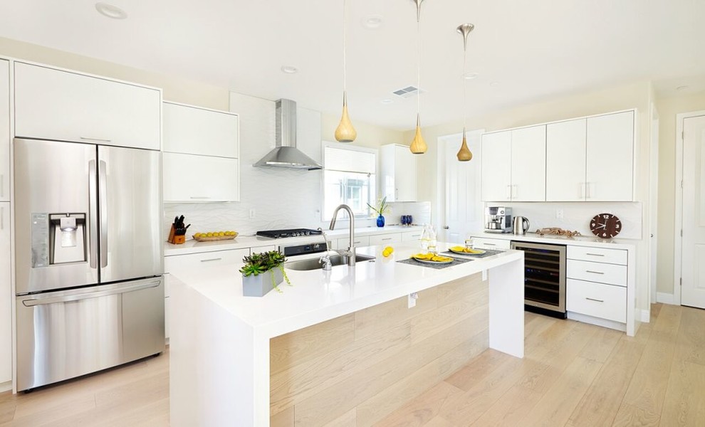 Eat-in kitchen - mid-sized contemporary u-shaped eat-in kitchen idea in San Francisco with flat-panel cabinets, white cabinets, quartzite countertops, white backsplash, porcelain backsplash and an island