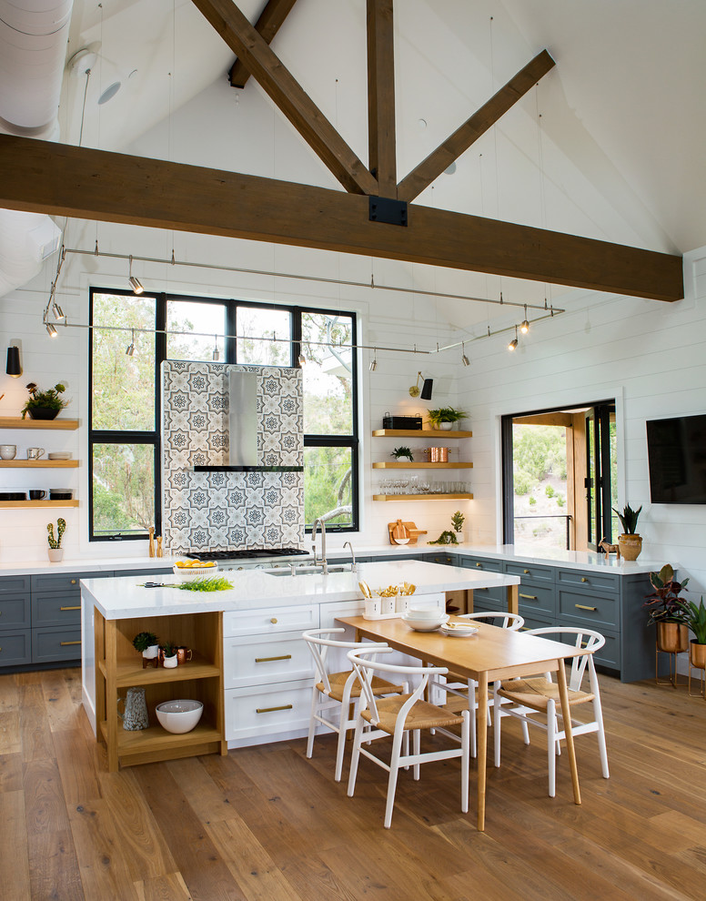 Exempel på ett mellanstort klassiskt vit vitt kök, med en undermonterad diskho, skåp i shakerstil, flerfärgad stänkskydd, en köksö, grå skåp, bänkskiva i kvarts, stänkskydd i cementkakel, rostfria vitvaror, mellanmörkt trägolv och beiget golv