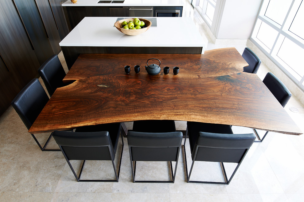 Пример оригинального дизайна: кухня-столовая среднего размера в стиле модернизм с полом из керамической плитки