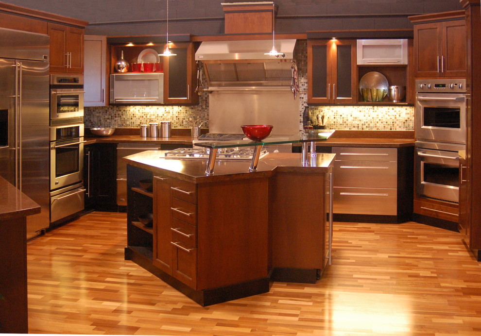 Inspiration för stora moderna kök, med en undermonterad diskho, luckor med infälld panel, röda skåp, bänkskiva i betong, flerfärgad stänkskydd, stänkskydd i glaskakel, rostfria vitvaror, ljust trägolv och en köksö