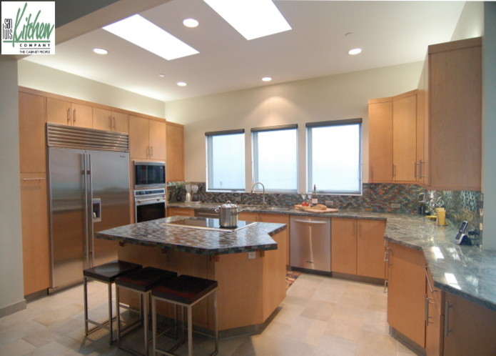 Immagine di una cucina moderna con lavello sottopiano, ante lisce, ante in legno chiaro, top in granito, paraspruzzi multicolore e elettrodomestici in acciaio inossidabile