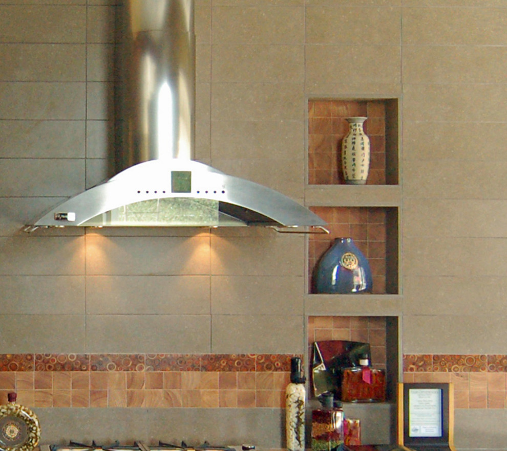 Foto på ett avskilt, litet orientaliskt grå u-kök, med en integrerad diskho, släta luckor, skåp i ljust trä, bänkskiva i kvarts, svarta vitvaror, travertin golv, gult golv, grått stänkskydd och stänkskydd i porslinskakel