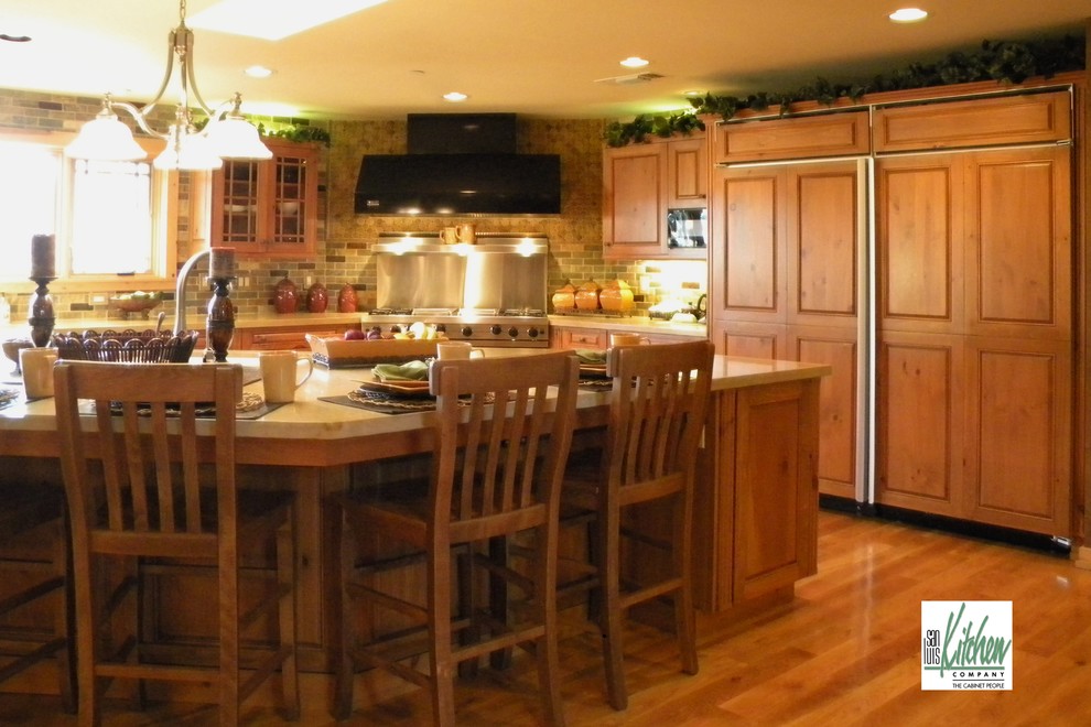 Bild på ett avskilt vintage l-kök, med en rustik diskho, luckor med upphöjd panel, skåp i ljust trä, bänkskiva i kalksten, flerfärgad stänkskydd, stänkskydd i stenkakel och integrerade vitvaror