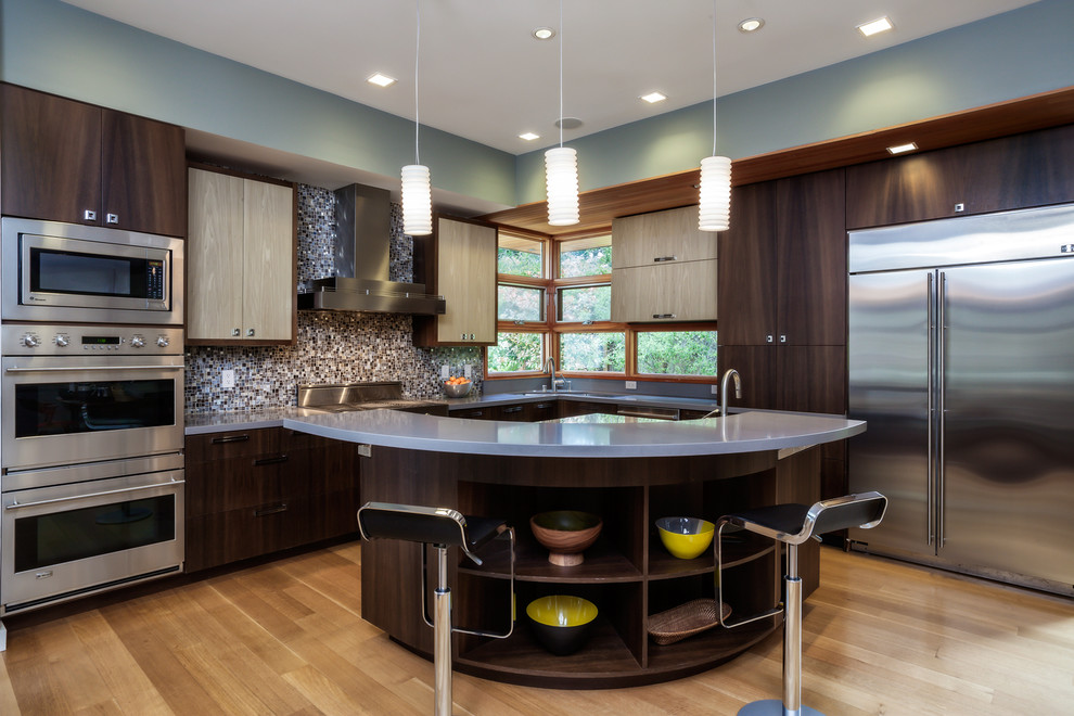 Große Moderne Küche in L-Form mit flächenbündigen Schrankfronten, dunklen Holzschränken, bunter Rückwand, Rückwand aus Mosaikfliesen, Küchengeräten aus Edelstahl, hellem Holzboden, Kücheninsel und braunem Boden in San Francisco
