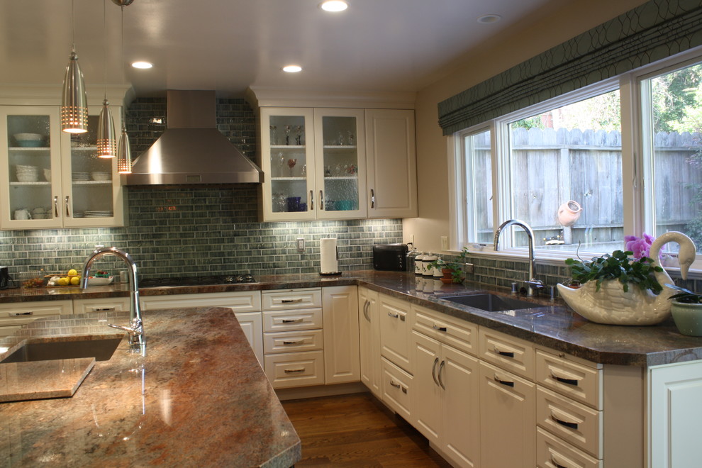 Idéer för ett modernt kök, med en enkel diskho, luckor med glaspanel, vita skåp, granitbänkskiva och rostfria vitvaror