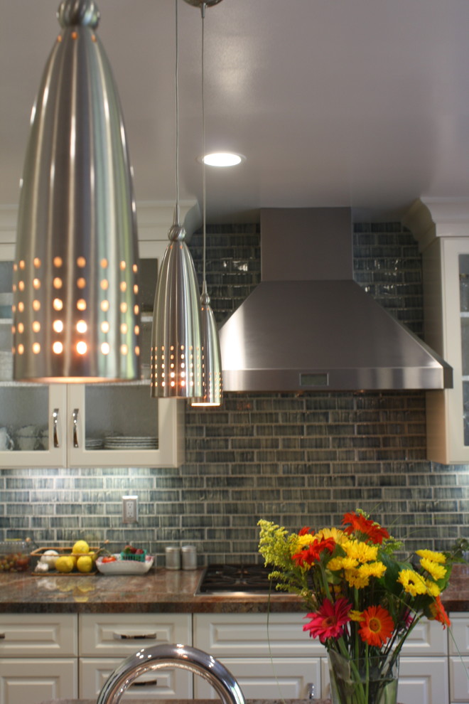 Exempel på ett modernt kök, med en enkel diskho, luckor med glaspanel, vita skåp, granitbänkskiva och rostfria vitvaror