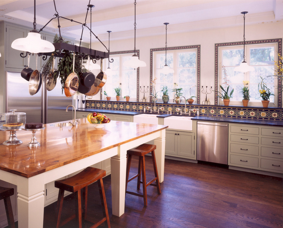 Mediterrane Küche mit Schrankfronten mit vertiefter Füllung, weißen Schränken und Küchenrückwand in Blau in Sonstige