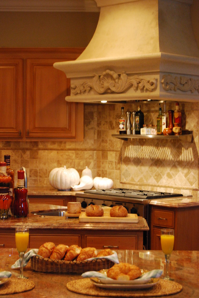 Exempel på ett stort medelhavsstil kök med öppen planlösning, med en dubbel diskho, luckor med upphöjd panel, skåp i slitet trä, granitbänkskiva, beige stänkskydd, stänkskydd i stenkakel, rostfria vitvaror och flera köksöar