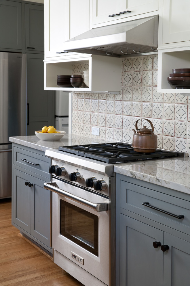 Idéer för att renovera ett stort vintage kök, med skåp i shakerstil, grå skåp, flerfärgad stänkskydd, rostfria vitvaror, mellanmörkt trägolv, marmorbänkskiva och stänkskydd i keramik