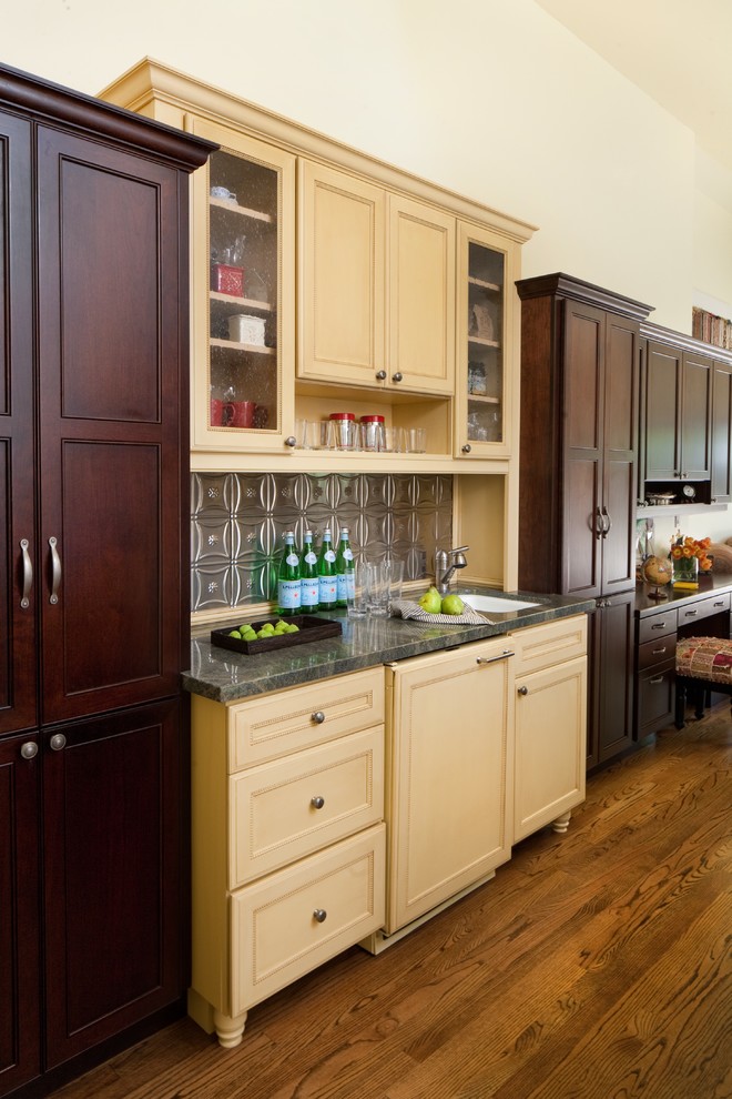 Foto di una grande cucina chic con ante gialle, paraspruzzi grigio, paraspruzzi con piastrelle di metallo e pavimento in legno massello medio