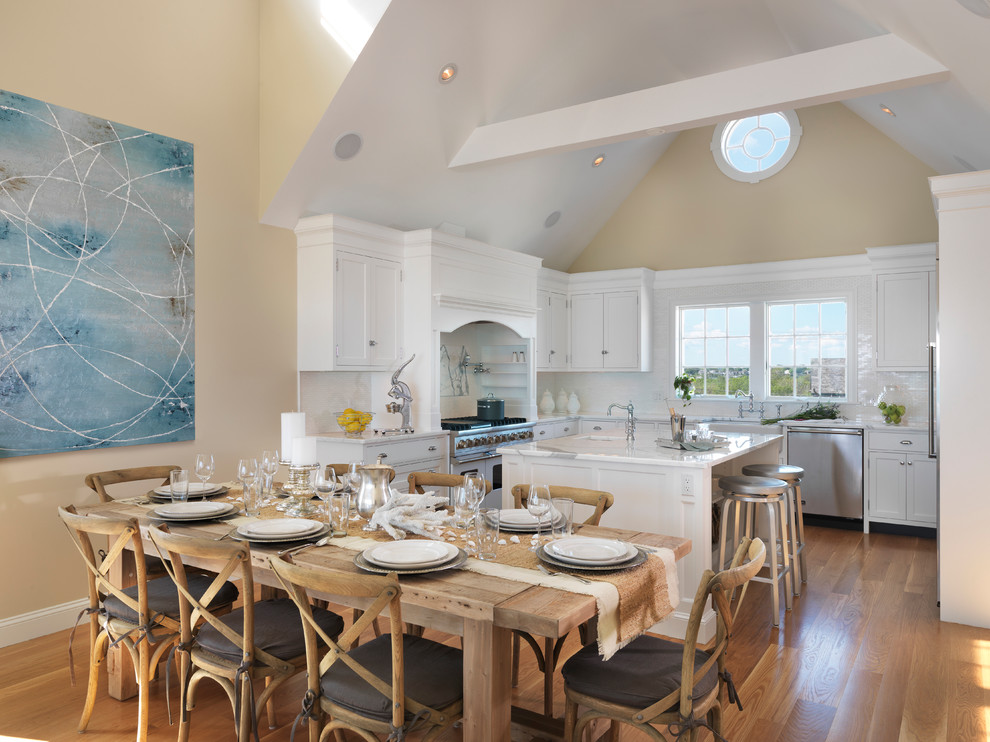 Свежая идея для дизайна: п-образная кухня-гостиная в морском стиле с белыми фасадами - отличное фото интерьера
