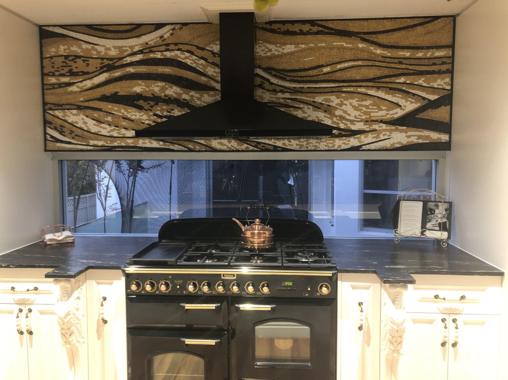 Moderne Küche mit bunter Rückwand und Rückwand aus Mosaikfliesen in Chicago