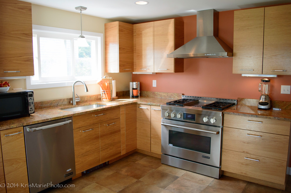 ボストンにある小さなインダストリアルスタイルのおしゃれなキッチン (フラットパネル扉のキャビネット、中間色木目調キャビネット、御影石カウンター、シルバーの調理設備、アイランドなし) の写真