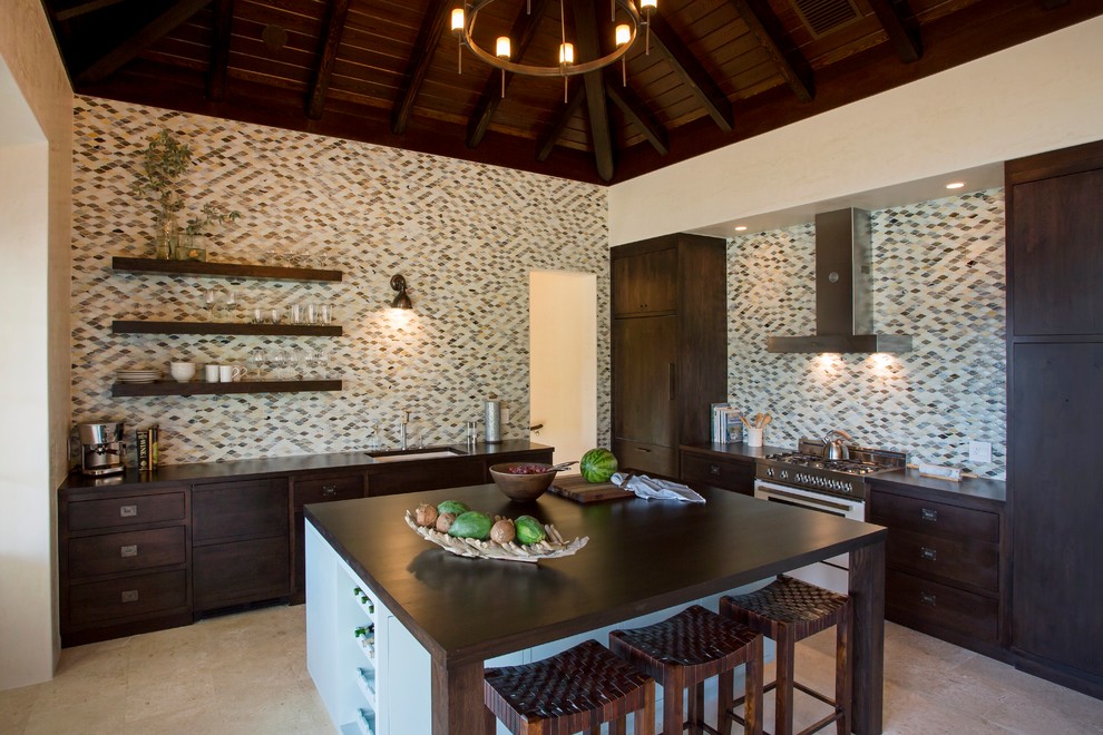 Foto di una cucina a L tropicale con ante lisce, ante in legno bruno, top in legno, paraspruzzi multicolore e elettrodomestici bianchi