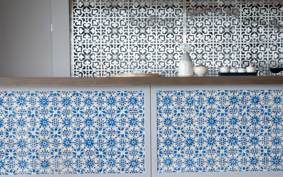 ニューヨークにある高級な中くらいなエクレクティックスタイルのおしゃれなキッチン (木材カウンター、白いキッチンパネル、無垢フローリング、メタルタイルのキッチンパネル) の写真