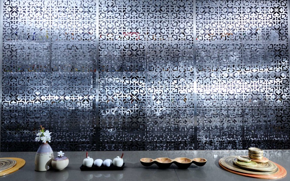 Zweizeilige, Mittelgroße, Offene Asiatische Küche mit Arbeitsplatte aus Holz, Küchenrückwand in Weiß, braunem Holzboden, Halbinsel und Rückwand aus Metallfliesen in New York