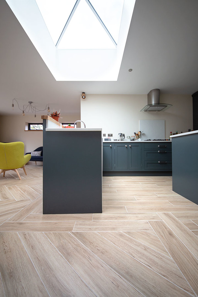 Mittelgroße Moderne Küche mit Porzellan-Bodenfliesen in Sonstige