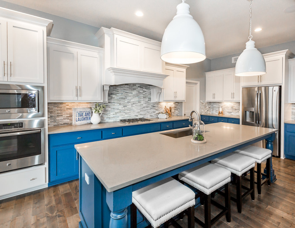 Kitchen - traditional kitchen idea in Kansas City