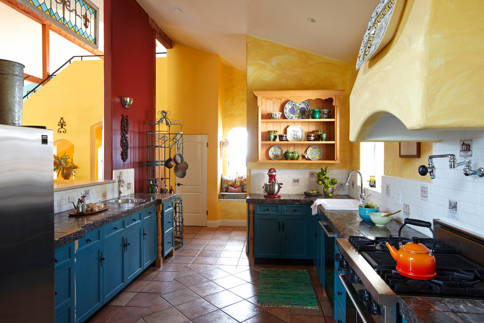 Foto di una cucina mediterranea con elettrodomestici in acciaio inossidabile