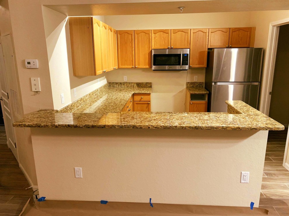 Mittelgroße Moderne Küche in U-Form mit Vorratsschrank, Doppelwaschbecken, Granit-Arbeitsplatte und Kücheninsel in Tampa