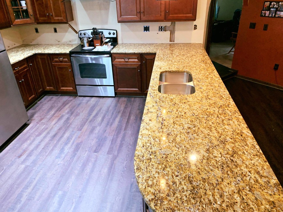Foto di una cucina minimalista di medie dimensioni con lavello a doppia vasca e top in granito
